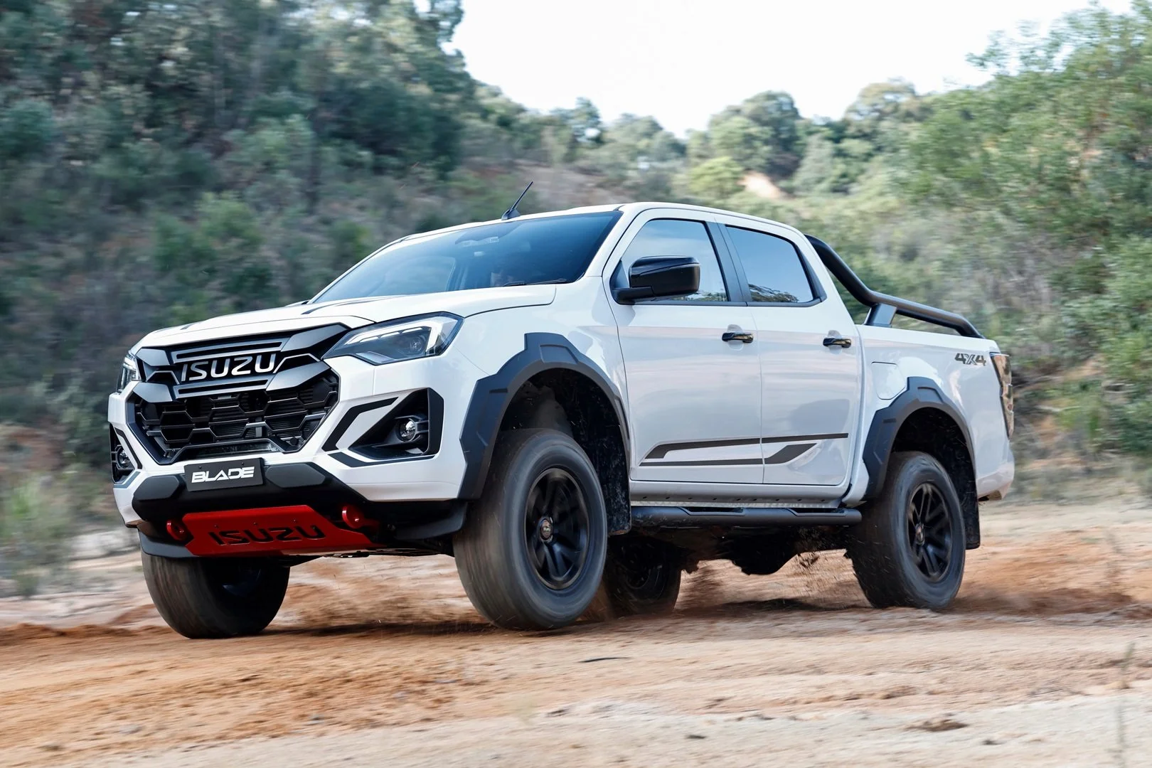 Isuzu D-Max Blade con accesorios: parrilla, defensas, barra antivuelco y llantas off-road negras